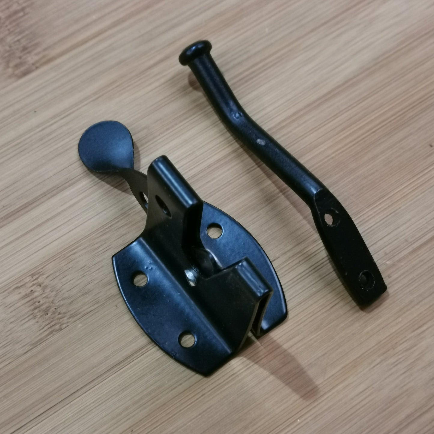 Black gate latch